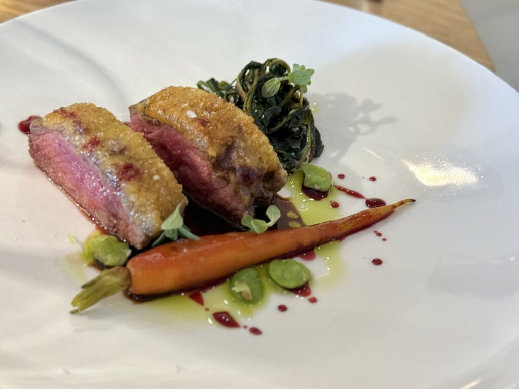 Controfiletto di vitella piemontese, panure alla camomilla, cipolla rossa e carote glassate all'aceto di lamponi.