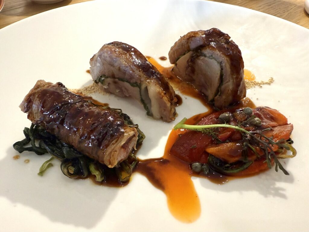 Agnello, peperoni arrostiti, salsa al vermouth, capperi ed erbe di campo.