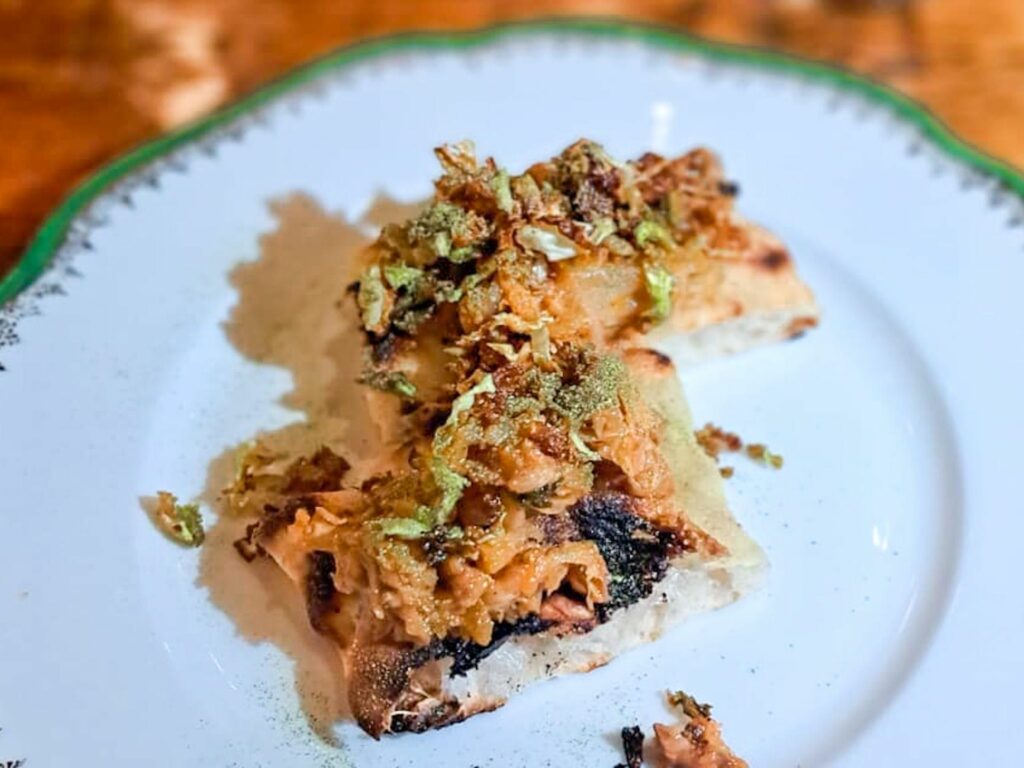 Pizza bianca alla pala con cassoeula servita al miro