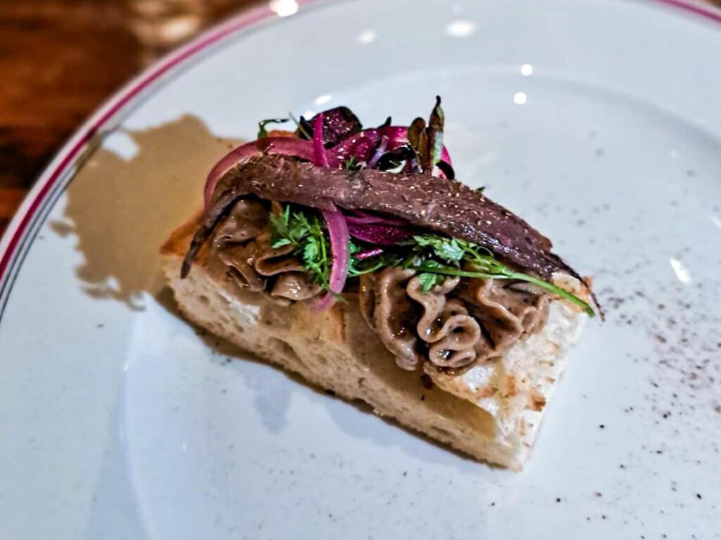 Pizza al burro, burro montato ai porcini e alici di Sciacca