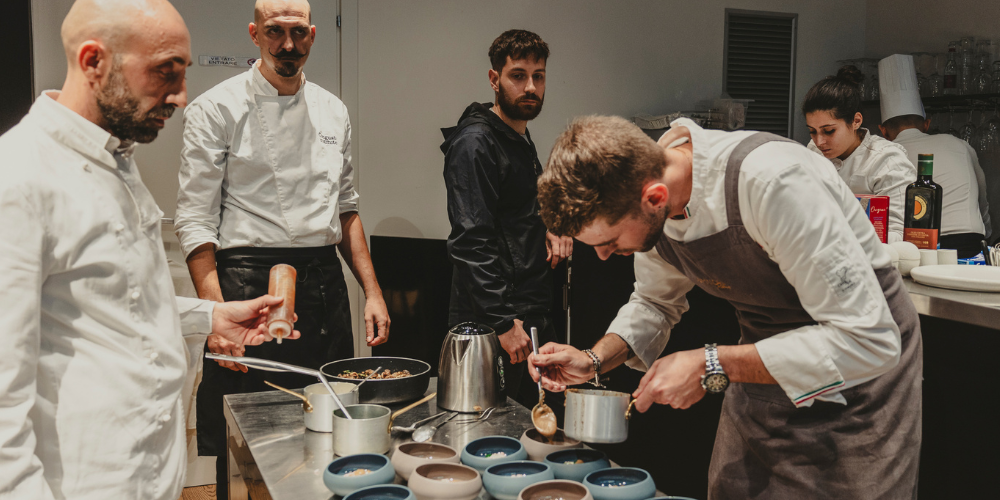 Uno chef che impiatta durante Grande Cucina Talent Prize 2025