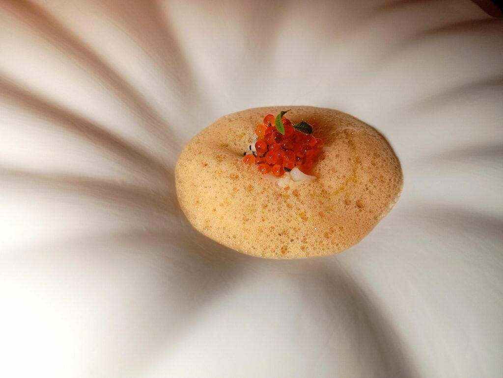 Cicala di mare, uova di trota, limone e bisque leggera