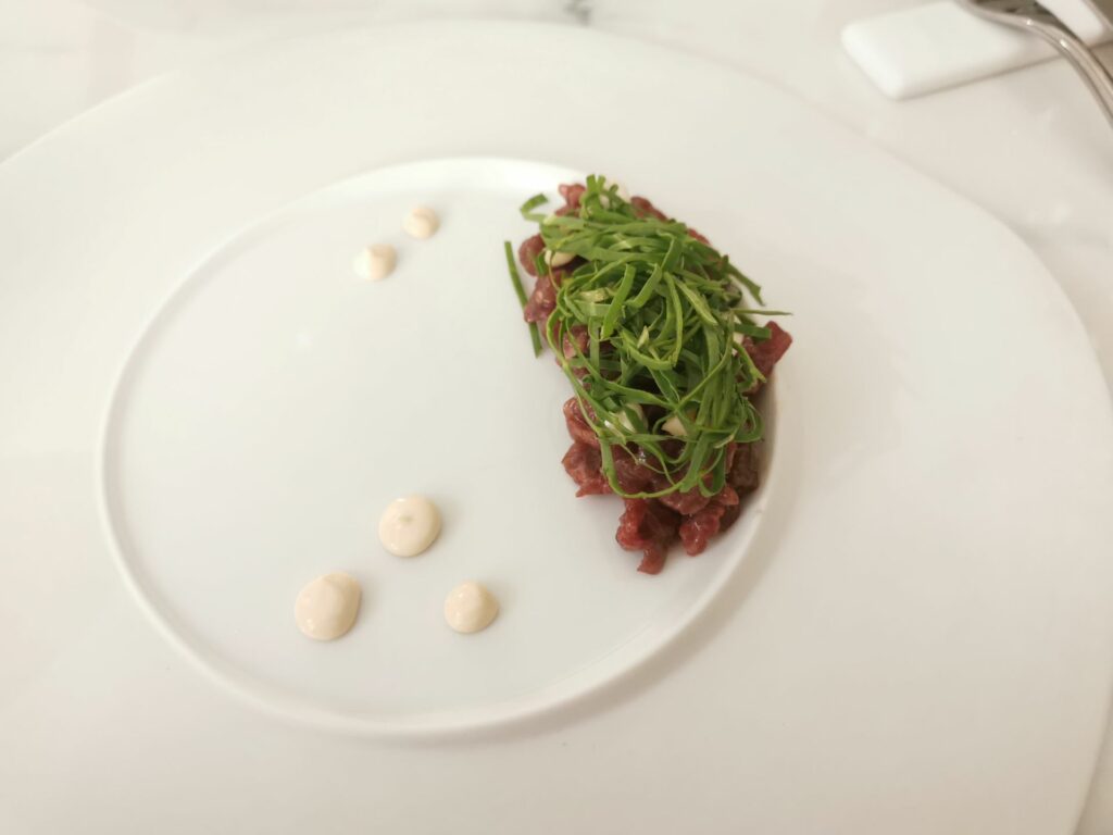 Tartare, erbe aromatiche e maionese di mango del ristorante Pipero