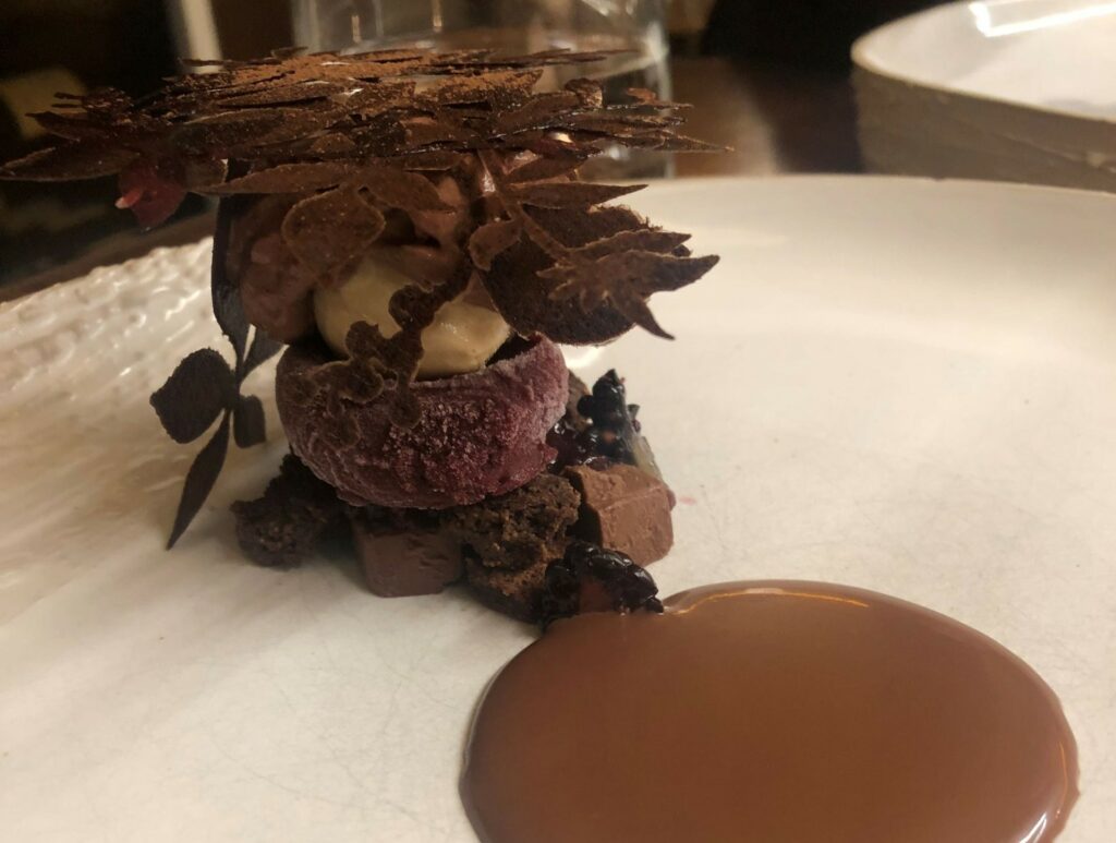 cioccolato, te nero, cassis, salsa di cioccolato e lamponi