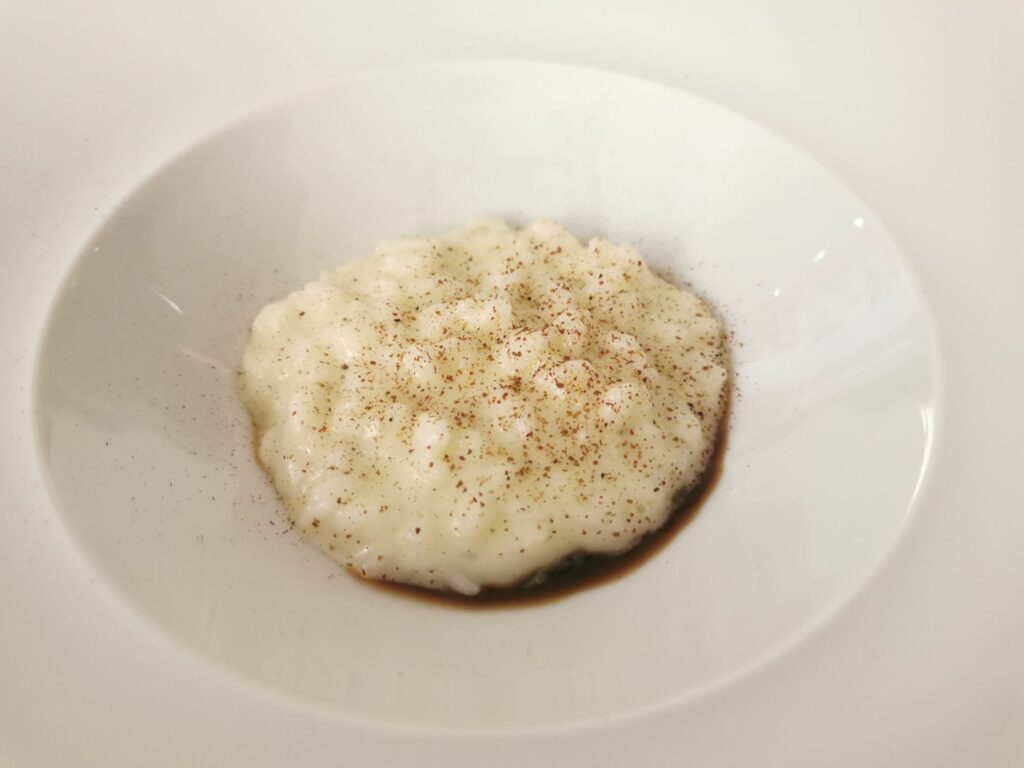 Risotto con robiola tre latti e riduzione di chinotto.