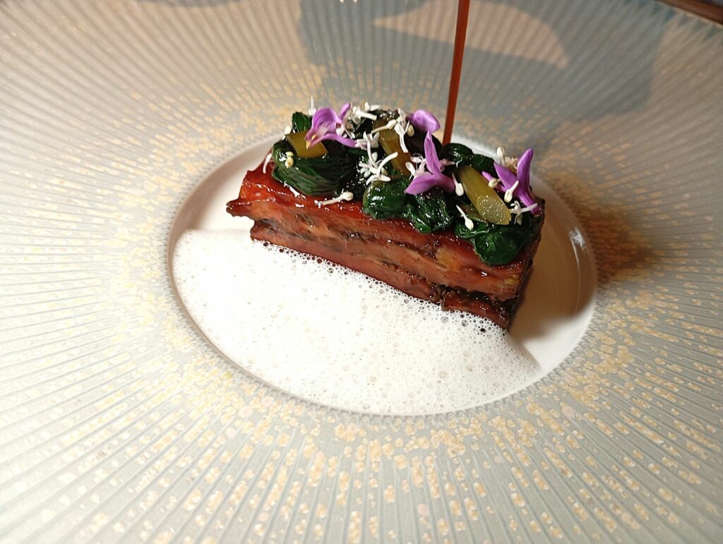 Pancia di agnello in porchetta, bieta affumicata