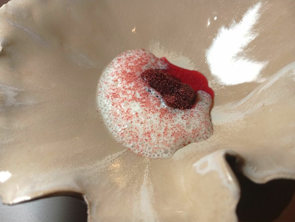 Prugna ossidata, nettare di prugna, spuma di nocciolo di prugna.