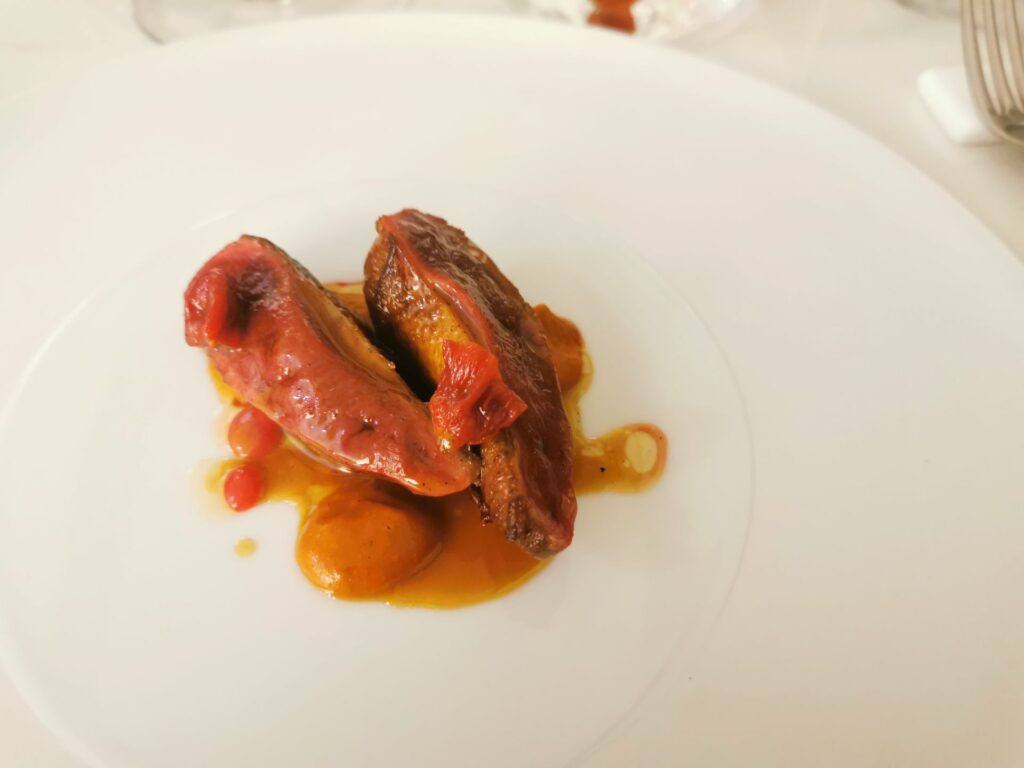 Piccione su crema di pomodoro alla brace