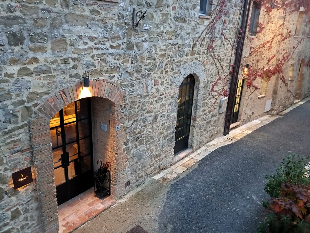 ingresso di Oreade sulla strada del borgo 