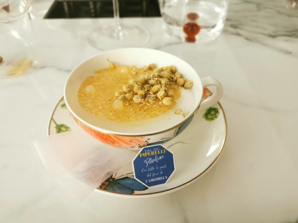 Piperelli, sorbetto alla camomilla con spuma alla lavanda, cialda al miele e fiori di camomilla del ristorante Pipero