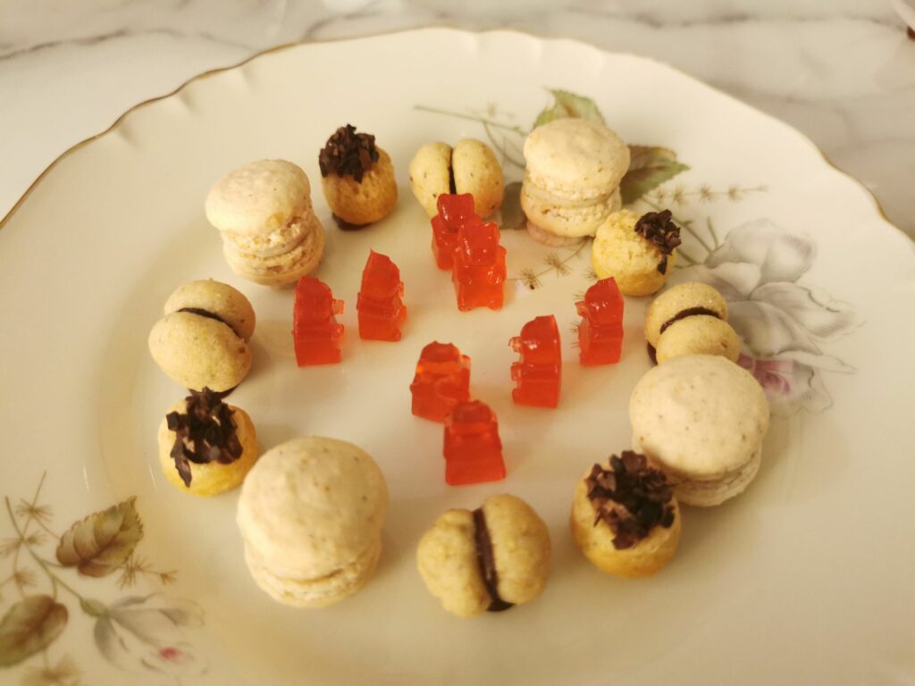 Orsetti gommosi al lampone, macaron alla caprese all’arancia, baci di dama e bignè caffè e cacao.