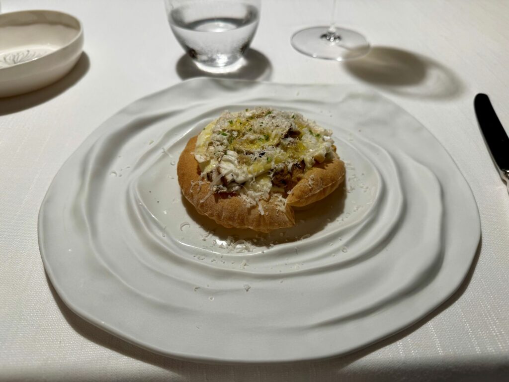 Pizzaiola con funghi porcini, spuma di patate e merluzzo