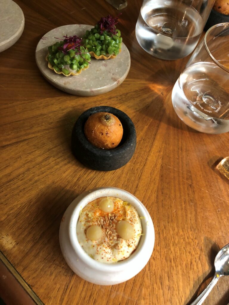Amuse bouche di Granite: hummus, limone e sesamo , boulette di brasato con verdure, tartelletta di fagiolini con anguilla e cipolla