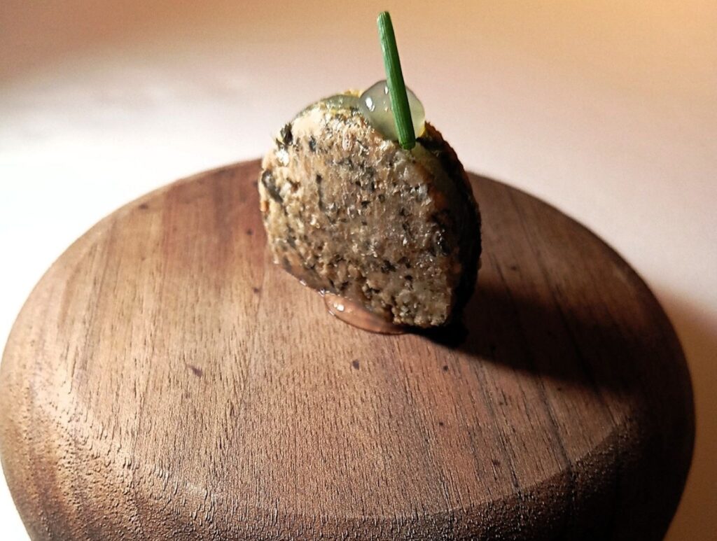 Crackers di semi di papavero e zucca con melone marinato e pesto di Oreade