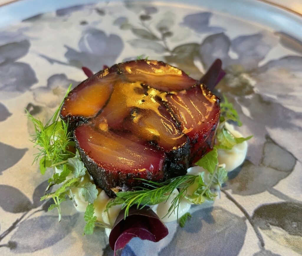 Trota iridea marinata con mousse alla panna agra e cipolla rossa.