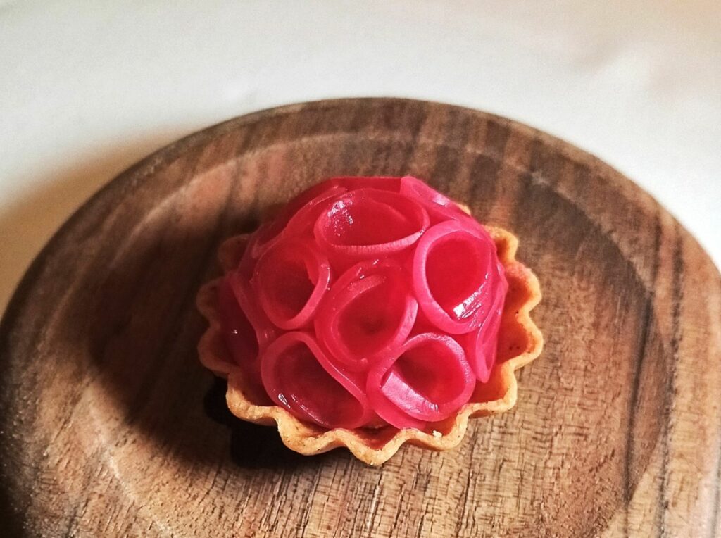 Tartelletta di ravanelli marinati con rapa rossa.