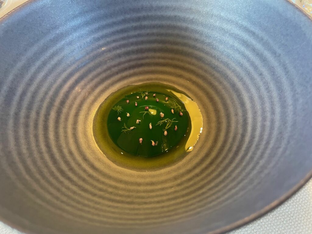 Emulsione di trota fario con gelatina all'aneto, camomilla ed erica.