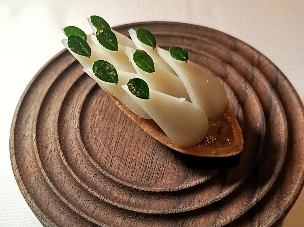 Tartelletta di genovese di cipolla, pecorino, pere e pepe