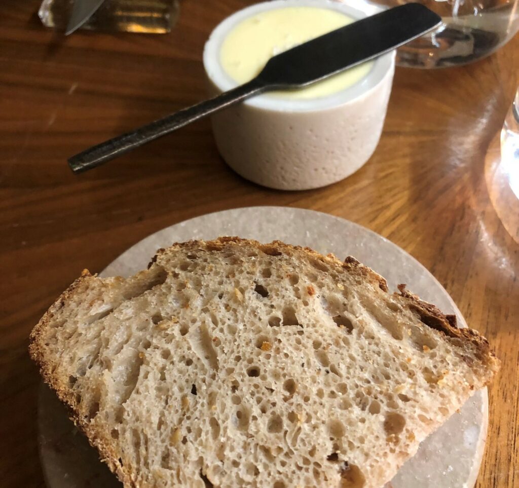 Servizio del pane e dell’ottimo burro di Granite