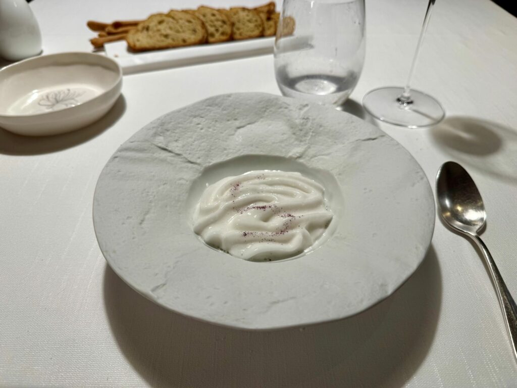 Scala dei turchi: ravioli di calamaro con ricci di mare, acqua di mare, lenticchie disidratate