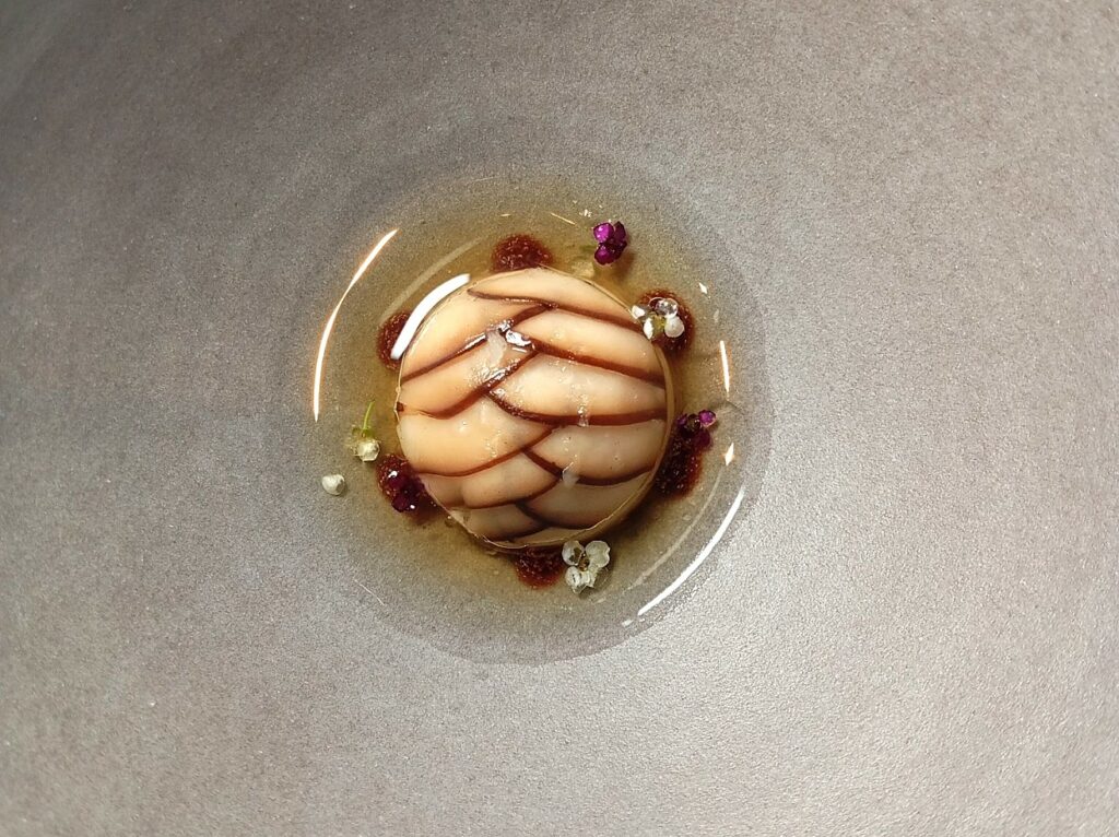 Sfera di porcino con olio di pino del monte Amiata