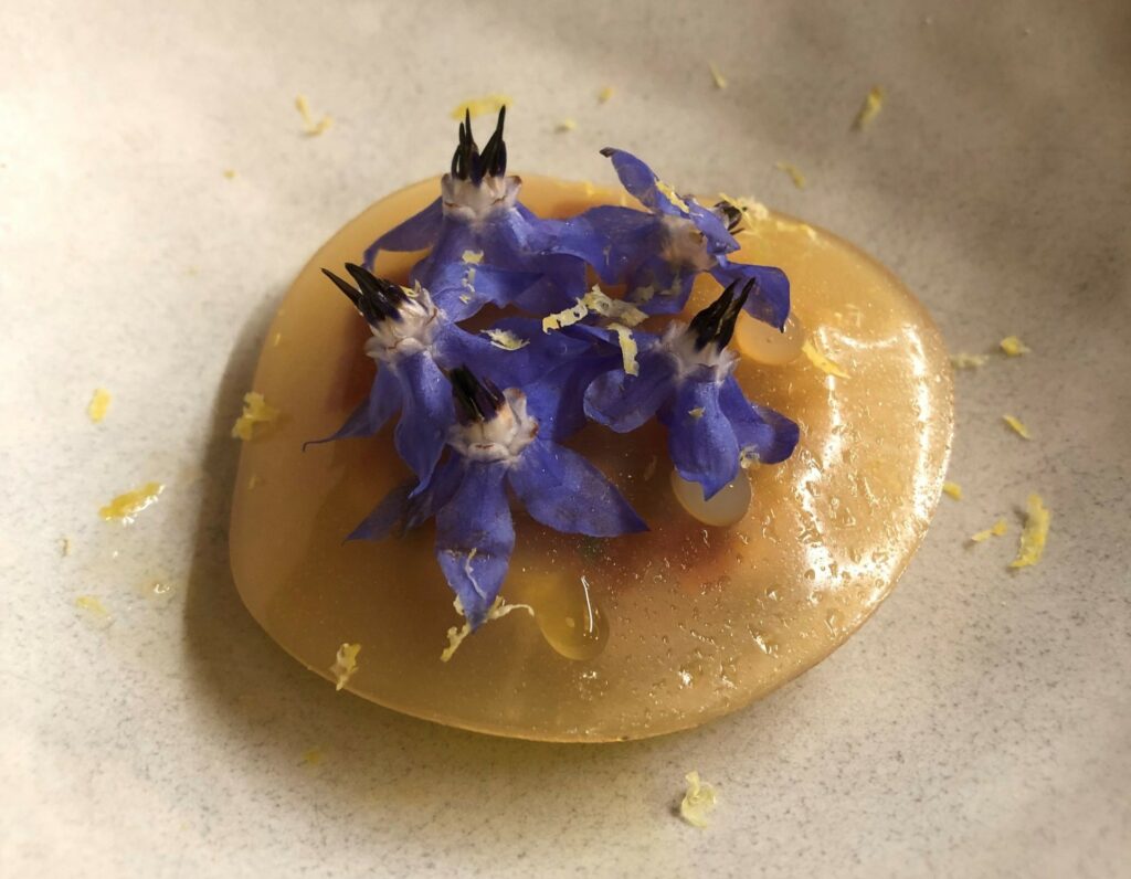 tartare di tonno, mela, kimchi, velo di pompelmo e chartreuse, borragine, acqua di pomodoro