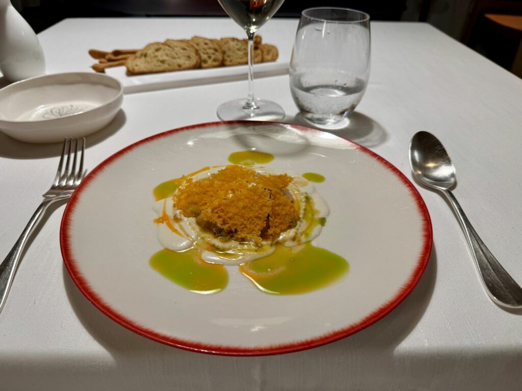 Giostra mediterranea: ravioli di pomodoro, gamberi, mandorla e croccante di lenticchie