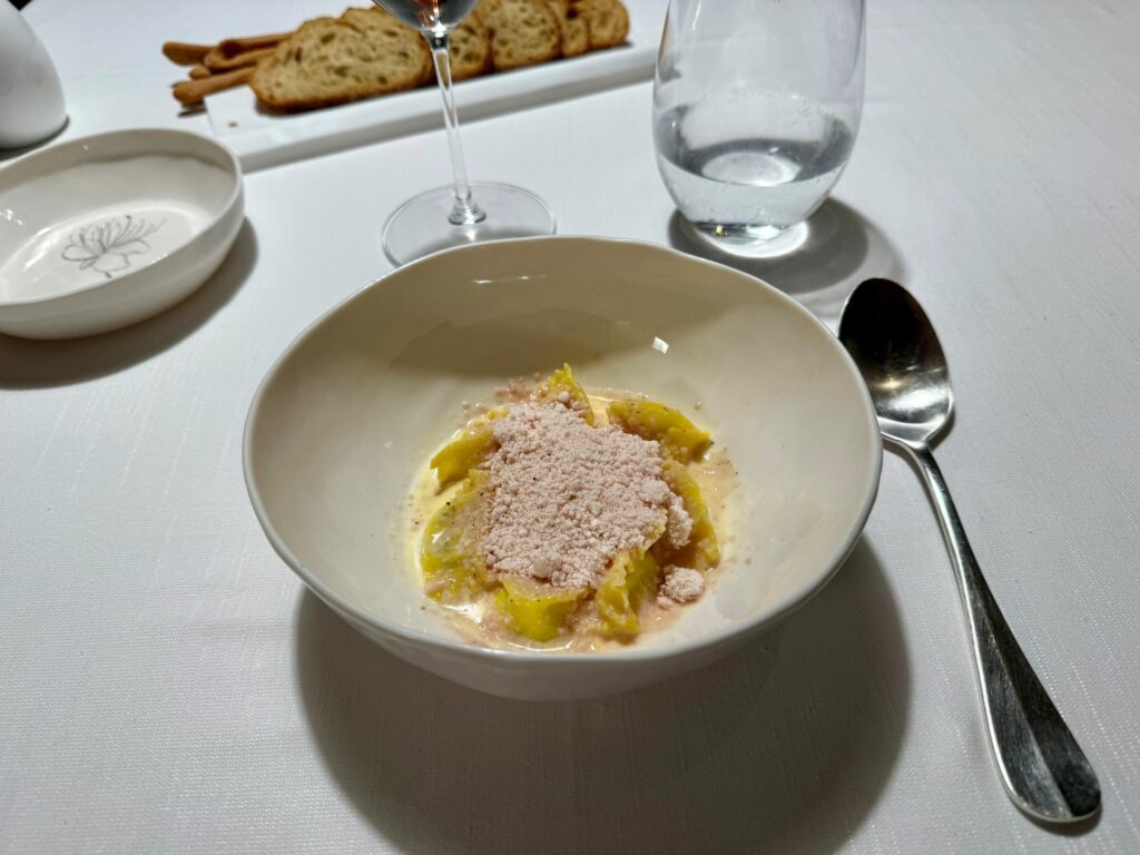 Tortello in falsomagro: ravioli ripieni di ragusano e cipollotto, mortadella ghiacciata.