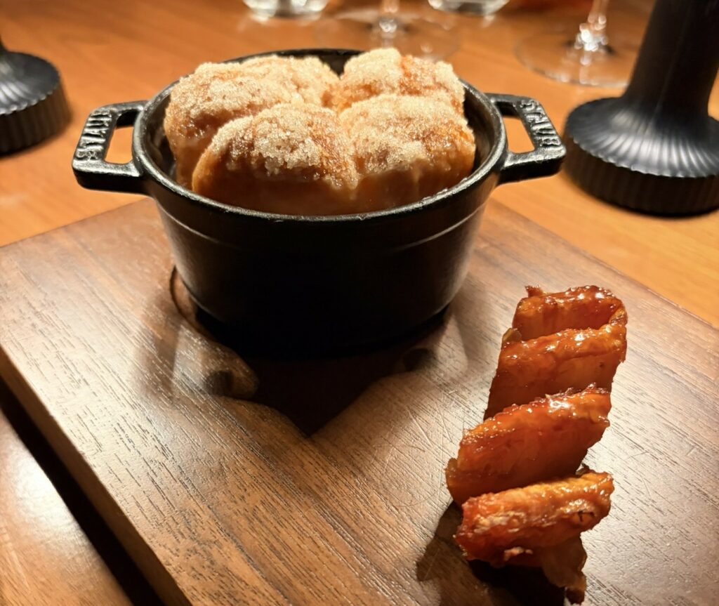 Focaccia al burro e zucchero e ananas alla brace del ristorante Dinner di Dubai