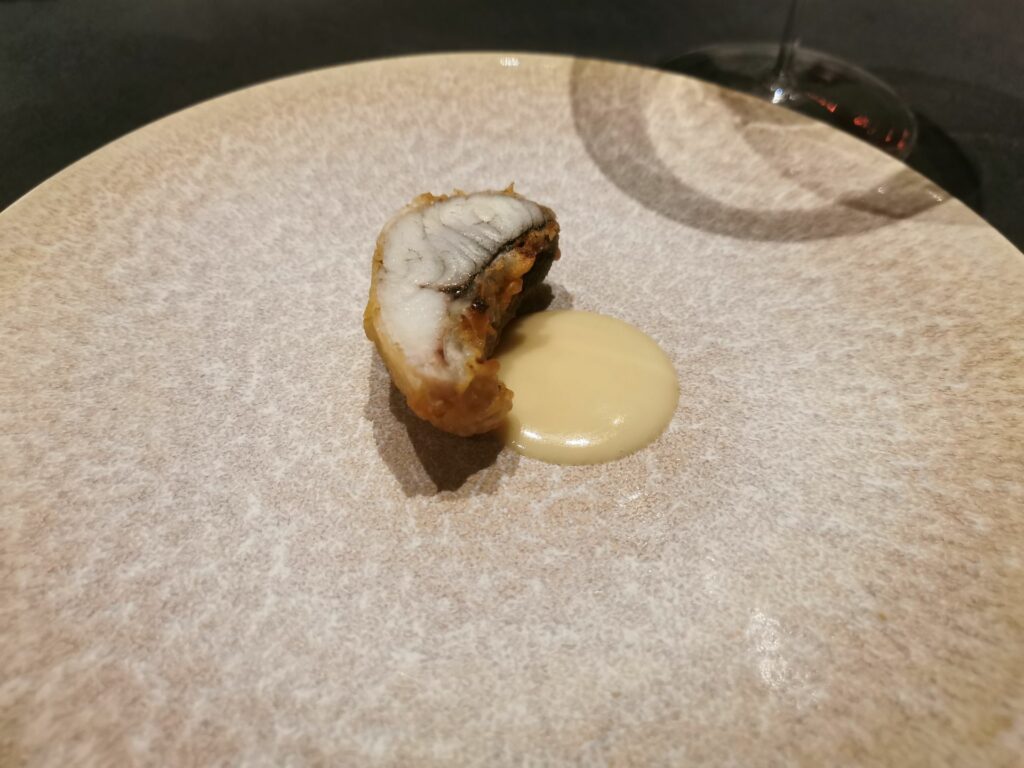 Barracuda marinato nello Shio Koji e fritto in tempura, con acqua di Shio Koji e cocco