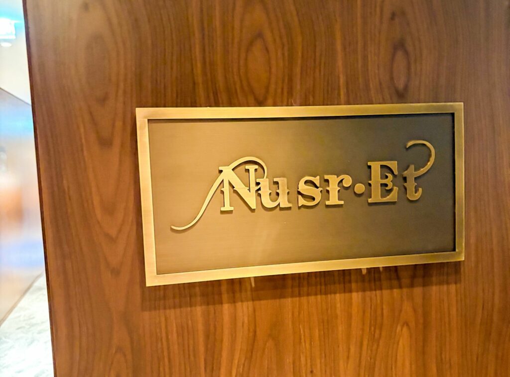 L'insegna di Nusr-et a Milano