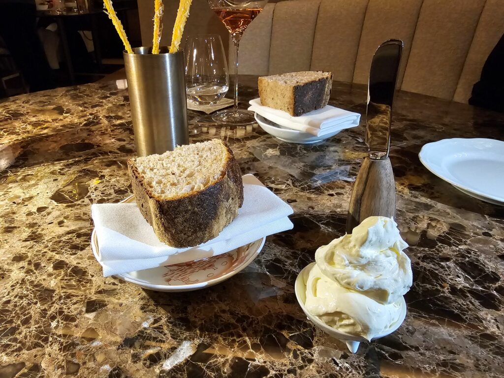 Il servizio del pane e dei grissini con burro montato