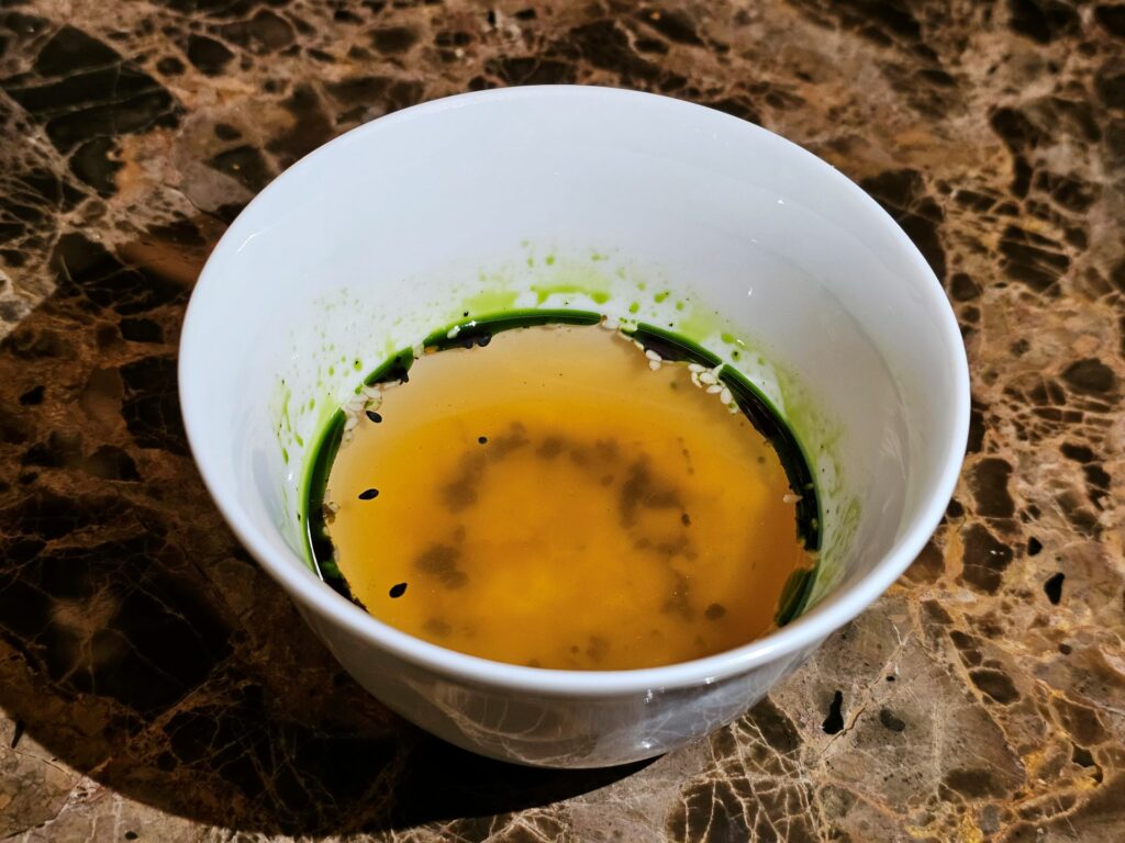 Brodo di anguilla, gomasio, zenzero fresco.