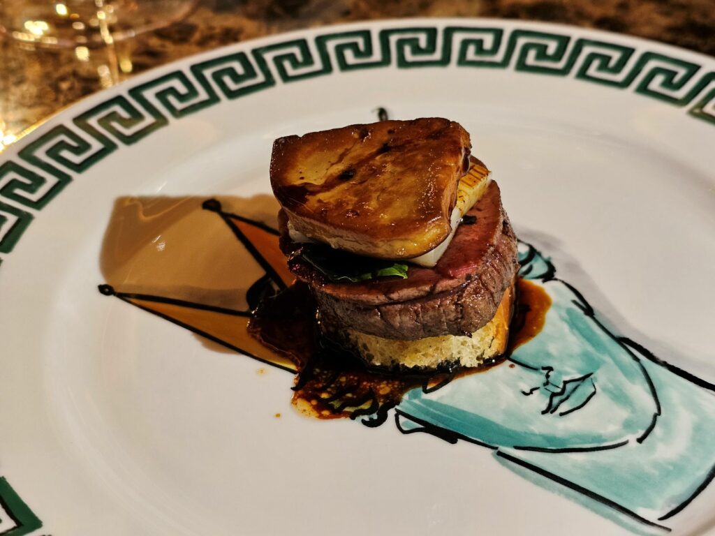Rossini al mare: pan brioche alle alghe, filetto di manzo, seppia, scaloppa di foie gras, salsa teriyaki