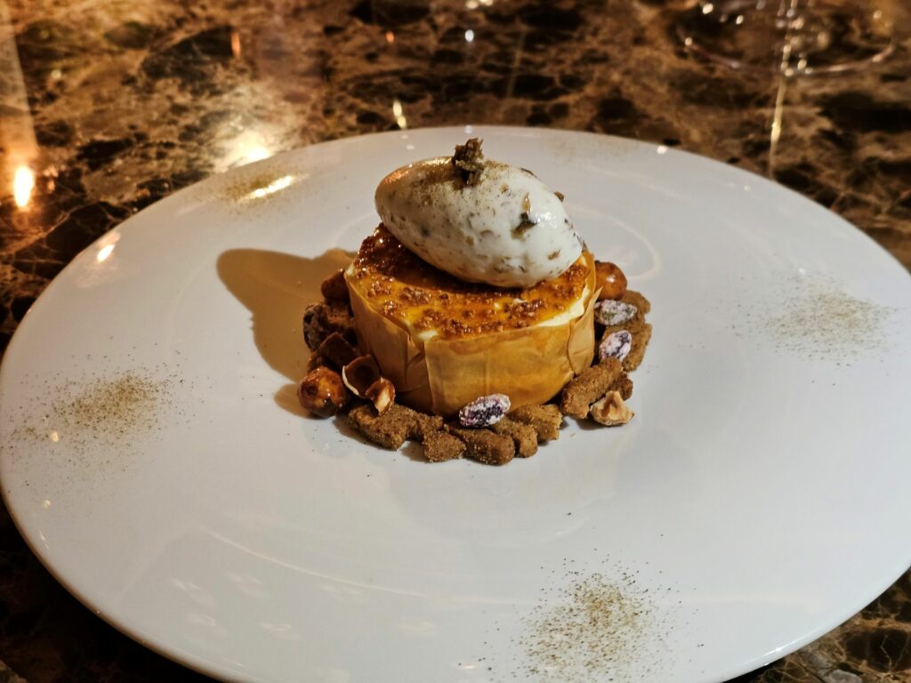 Il bosco: crema al tartufo, crumble di porcini, gelato ai capperi