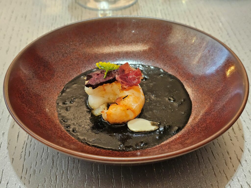 Scampi scozzesi affumicati, bisque al nero di seppia