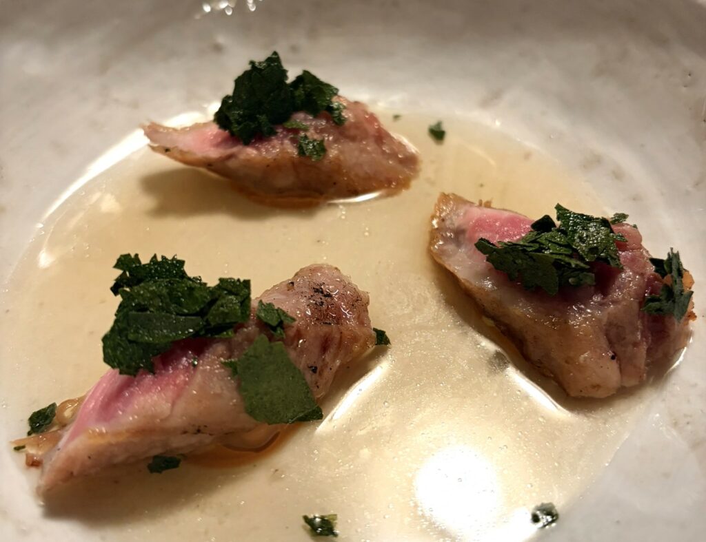 Lacrima di maiale, cavolo e wasabi.