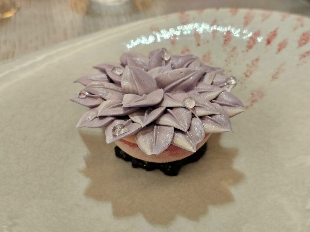 Vacherin allo yogurt e frutti rossi; alla base more confit