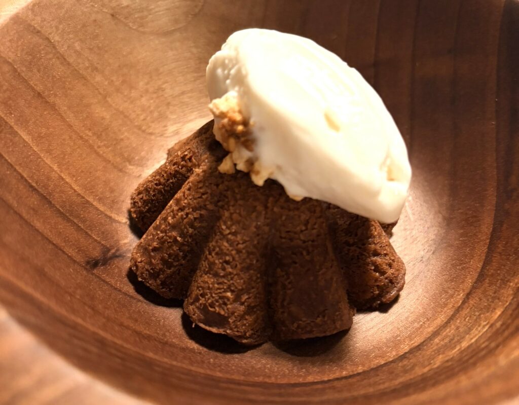 Tortino di nocciola e fieno del ristorante Contraste di Milano