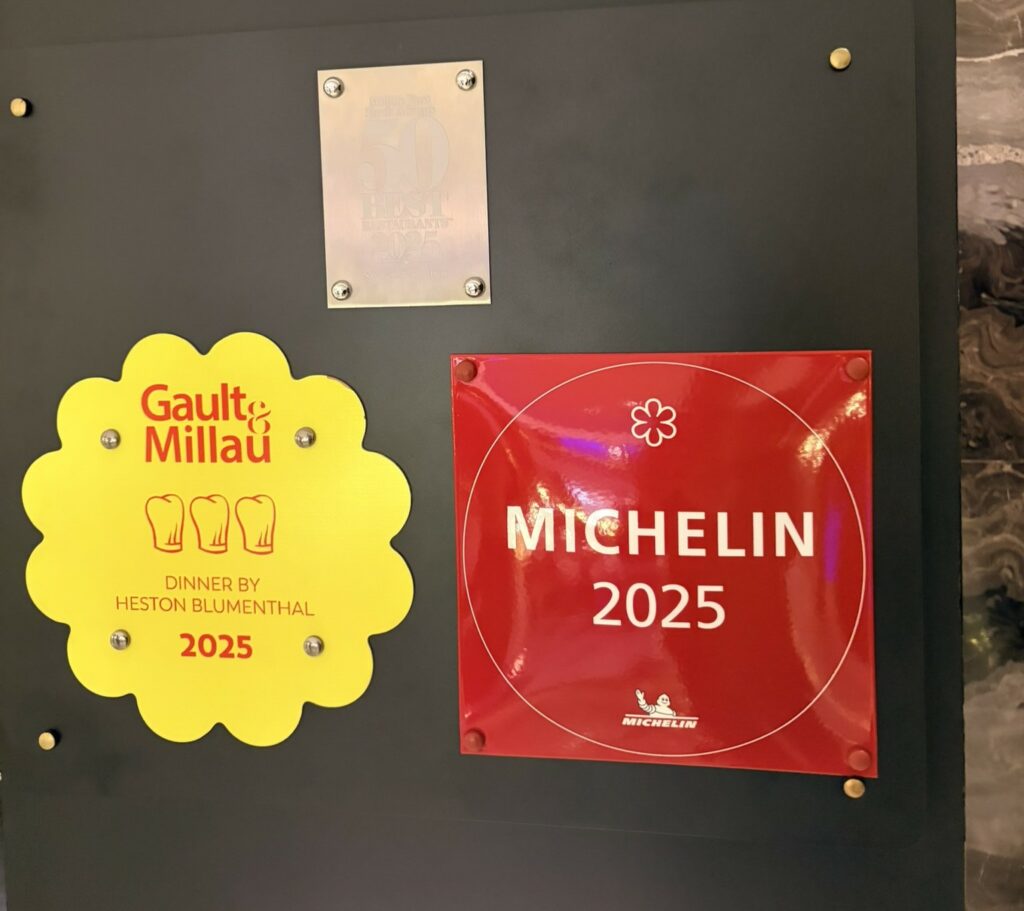 Le targhe all'ingresso del ristorante Dinner Dubai