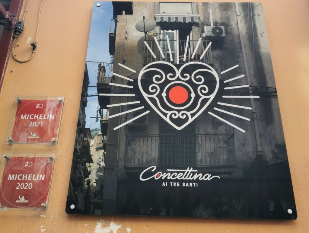 L’ingresso della Pizzeria Concettina ai tre santi