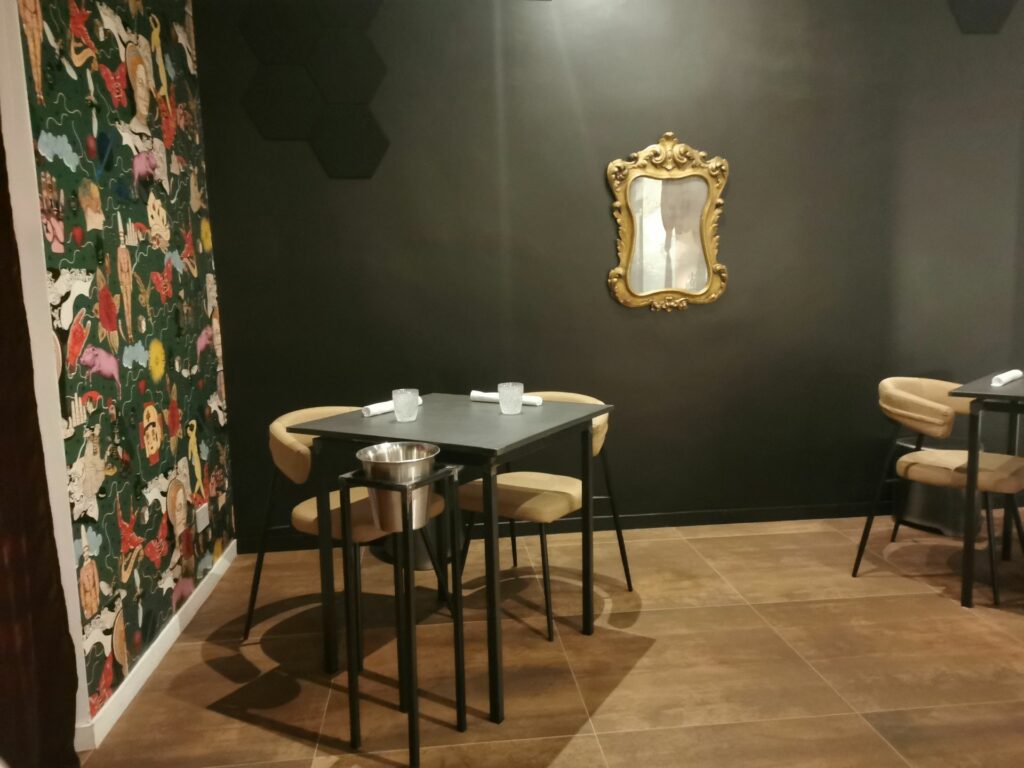 La piccola sala del ristorante Ego