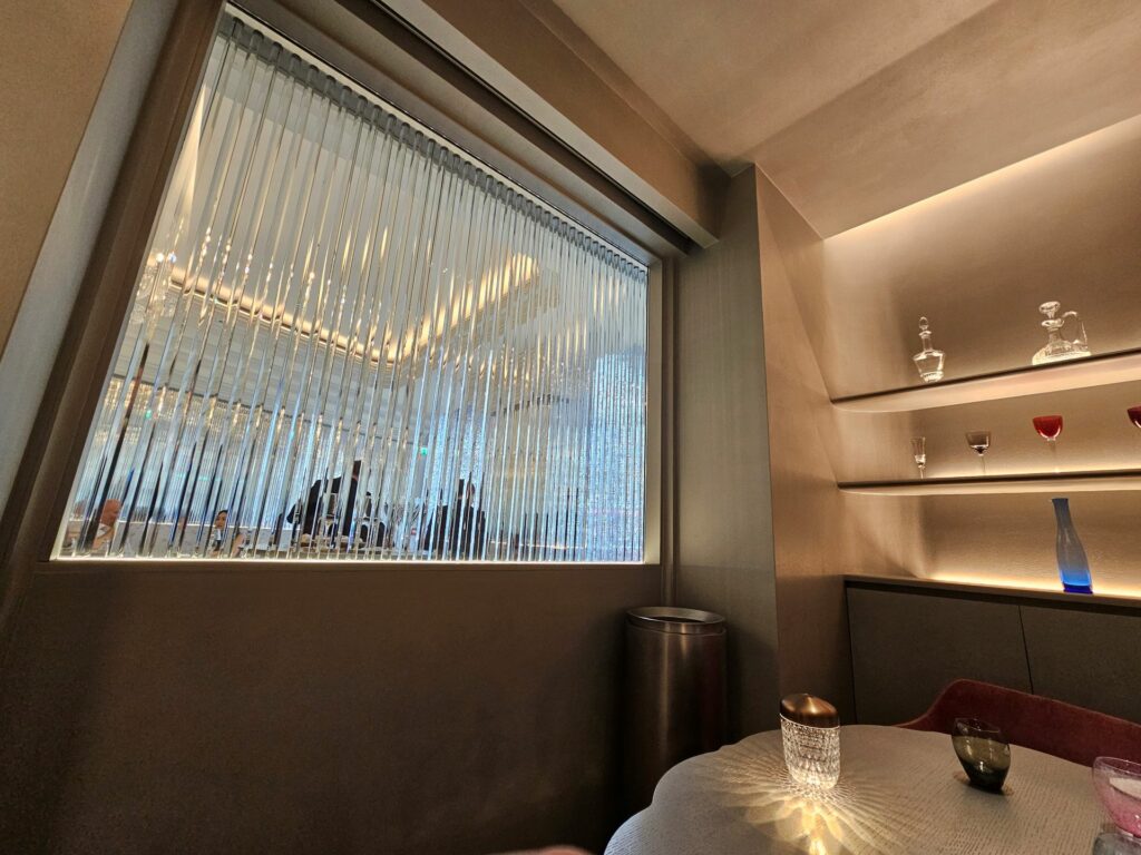 La parete che divide il 'salon privatif' dalla sala principale di Kei.