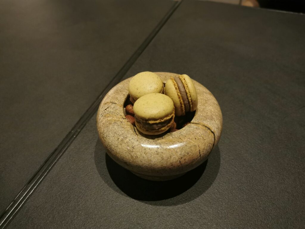 Macaron nocciole e patè del ristorante Ego