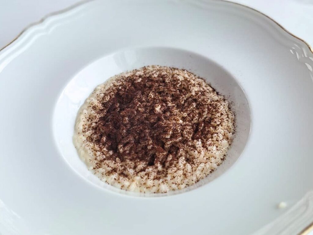 Risotto al pecorino con cardoncelli e polvere di caffè.