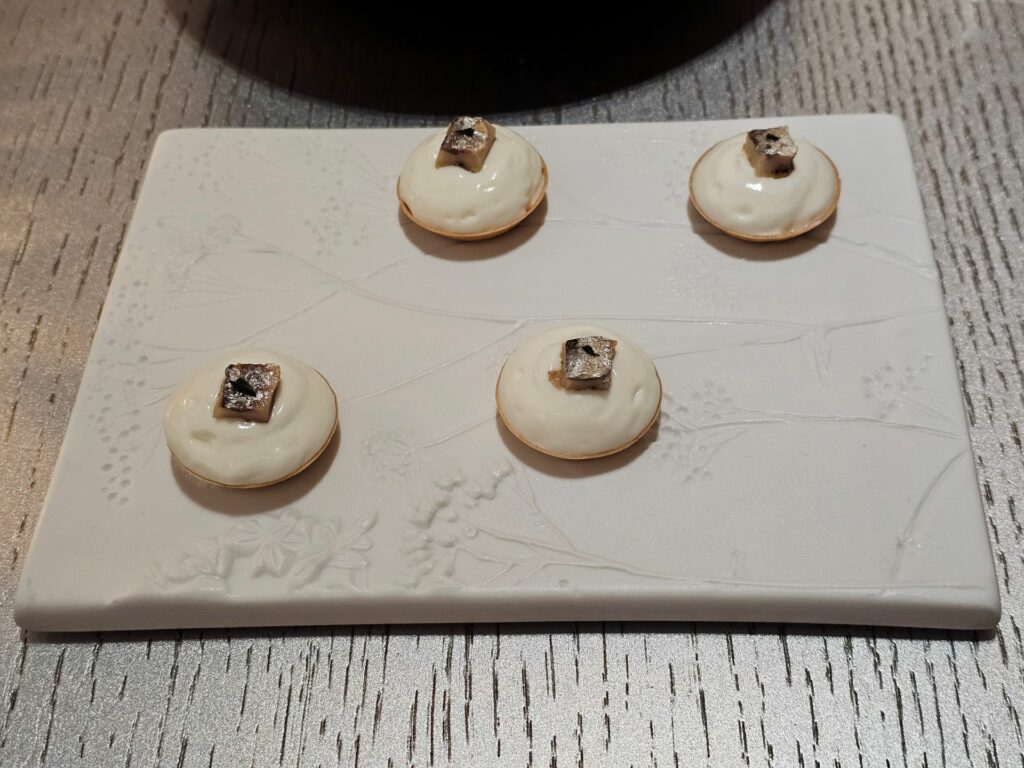 Tartellette allo yogurt affumicato con sardine spagnole e cipolle rosse lavorate come i pickles americani