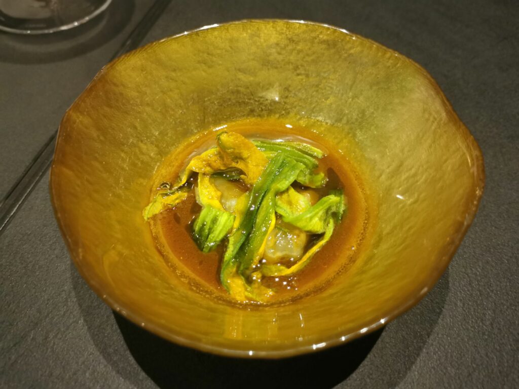 Zuppa di crostacei, gamberi scottati e fiori di zucca