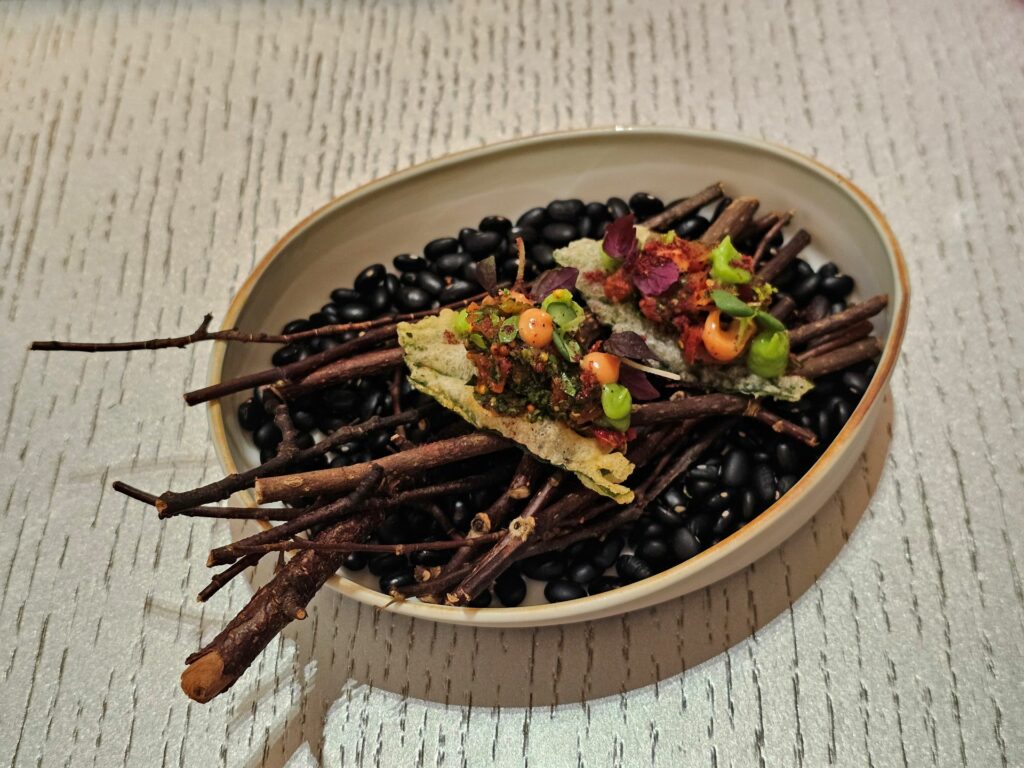 Shiso verde, maionese leggera a base di pomodorini confit, guacamole