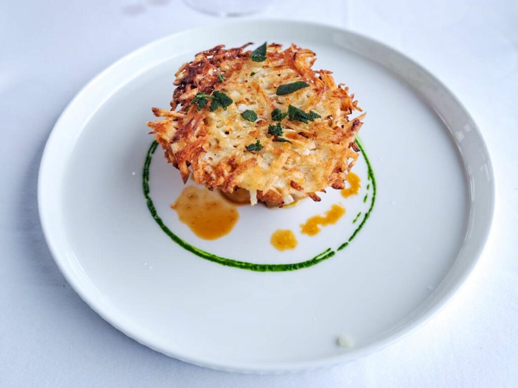 Faraona ripiena con patate, pancetta e salvia.