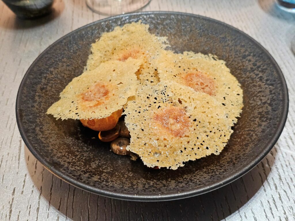 Gougère al Comté affumicato, foglia croccante di Parmigiano Reggiano e peperoncino Ichimi